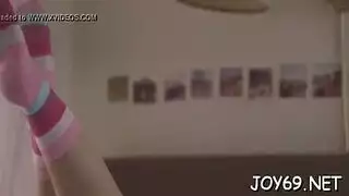 يفسخ كسها بيديه
