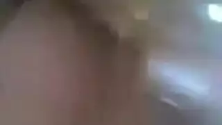 تلبّي طلبه: فتاة مغربية تداعب كسها الرطب بأصابعها