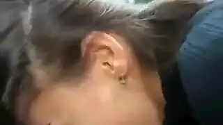 مص قضيب سريع في السيارة يؤدي إلى نهاية فوضوية