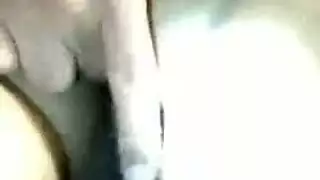 امرأة سمراء الساخنة باللون الأحمر، الصدرية لاسي والأحذية مع الكعب العالي هو استمناء مثل مجنون