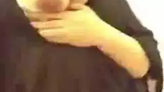 امرأة سمينة تلعب بكسها المشعر