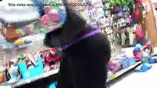 شقراء مذهلة تمص قضيب عميل محظوظ بشدة في الحمام