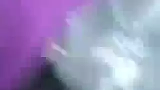 فتاة خجولة تنتشر ساقيها مفتوحة على مصراعيها، لذلك يمكن أن يضغط صديقها الحمار ضيق في قفص جلد