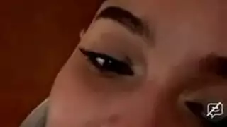 كتكوت مع بيكيني صغير ينشر بوسها