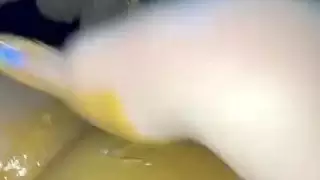 تجربة إباحية: عذراء مراهقة تأخذ حمولة سميكة من زبدة الفول السوداني