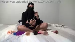 مشهد ديوث عربي وزوجته الشهوانية: هي تتوق لقضيب أكبر