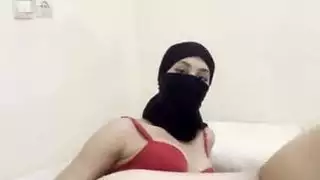 مشهد إباحي: فتاة عربية خجولة في حجاب تداعب فرجها المتساقط
