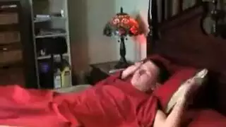 زوجة الأب تدعو صديقتها للاستمتاع بقضيب أسود ضخم معًا