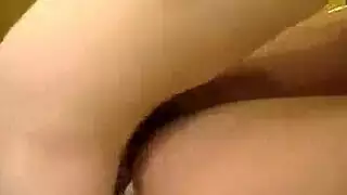  فتاة بشعر داكن ترتدي كعب أسود تتعرض لضربات قاسية في الأدغال