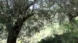 زوجة الأب المثيرة تفتح شفري كسها المشعر لقضيب عميق