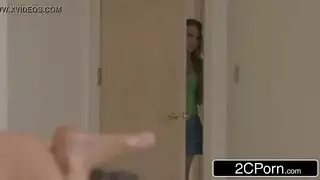 بنت تدخل ع اختها تلعب بكسها