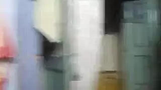 سيدة مسيطرة عجوز تظهر جسدها القوي وأدغالها الكثيفة