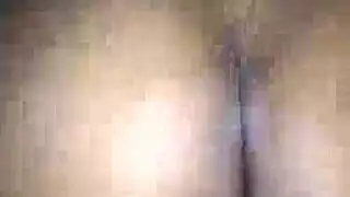 سحاق صريح: شقراء وصديقتها تدلكان مهبليهما المبلل بجانب المسبح