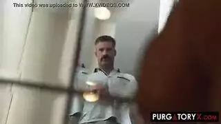هذا الرجل الضخم يمارس الجنس في الحمام مع شقراء جميلة