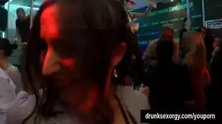 جنس جماعي في الديسكو: عاهات مثيرة تأخذ كل الزبور