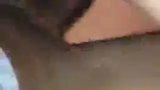 عاهرة مراهقة تتعمق في قضيبين في مصة مزدوجة ساخنة