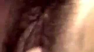 سكرانة وجريئة: تلمس المهبل يؤدي لبلع عميق وجماع كلابي عنيف