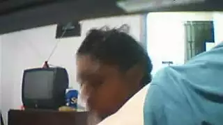 عاهرة ذات كس مشعر تُنك في وجهها ويُقذف عليها