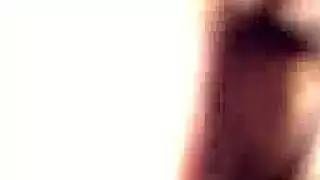 فتاة سمراء مكتنزة تحب العادة السرية القاسية لفرجها