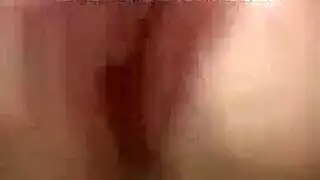 شقراء مثيرة تئن بصوت عال بينما شاب وسيم يدك مهبلها الضيق