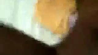 فتاة سمراء مكممة وتتلقى جنسًا حنجريًا من غريب