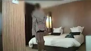 نجم بورنو لأول مرة: مراهقة تمتلئ بزب مطاطي