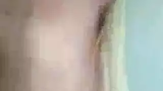 أمي ناضجة قرنية تمتص الديك الأسود الضخم