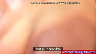 فتاة مثيرة تعطي حبيبها أفضل مص في عيد الحب حتى يقذف