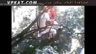 جنس شرجي في الغابة: فتى مغربي يمنح صديقته ضربات قوية من الخلف