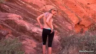 ميلف وقحة تخدم زب صلب بفمها ويديها