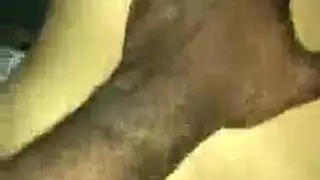 الفحل الأسود ذو النظارات يمارس الجنس العنيف مع عاهرة الفندق