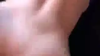 مص بعد العمل: فتاة نحيفة تأخذ عضوه للمنزل